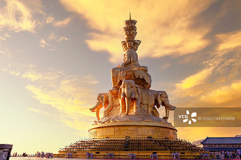 峨眉山金顶四面十方观菩萨金像图片素材