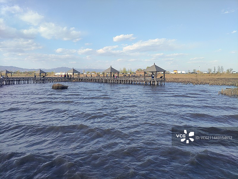 内蒙古呼和浩特土默特左旗蓝天白云下的哈苏海湖图片素材