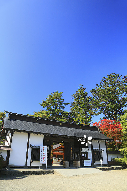 日本岩手县毛越寺之门与秋叶图片素材