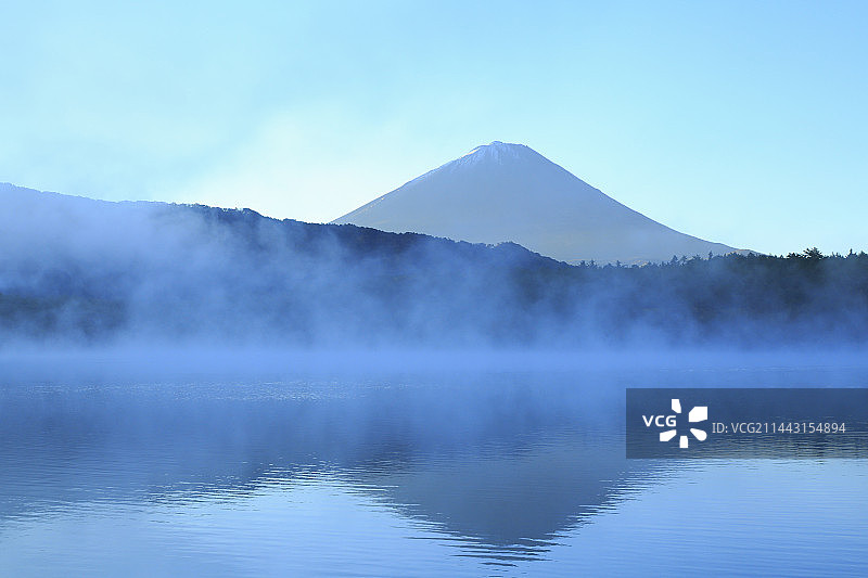 日本山梨县西湖和富士山黎明景色图片素材