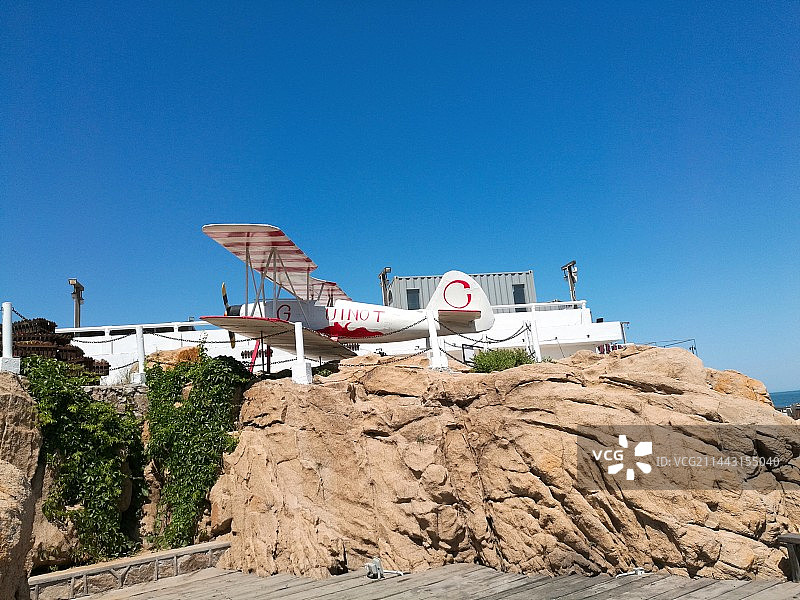 蓝天下的秦皇岛北戴河碧螺塔海上酒吧公园图片素材