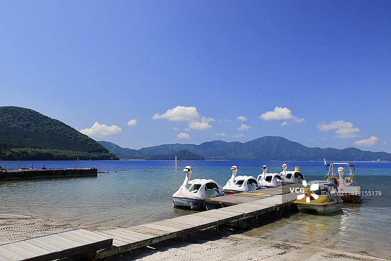 日本秋田县仙北市田泽湖和天鹅船图片素材
