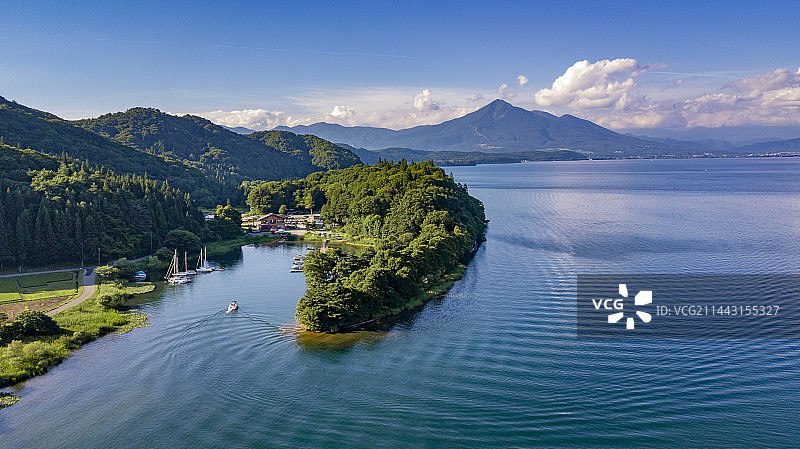 日本福岛县会津若松市猪苗代湖畔和磐梯山图片素材