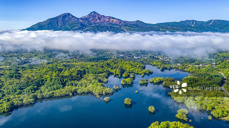 日本福岛县喜多盐原的磐梯山和猪苗代湖图片素材