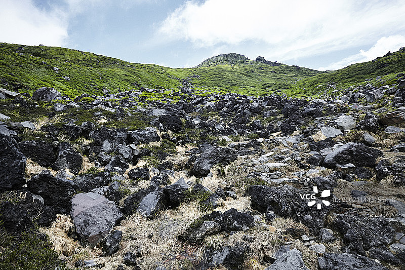 鸟海山倒映在蓝天中，日本秋田县由利本庄市、仁贺保市、山形县游佐町、酒田市图片素材