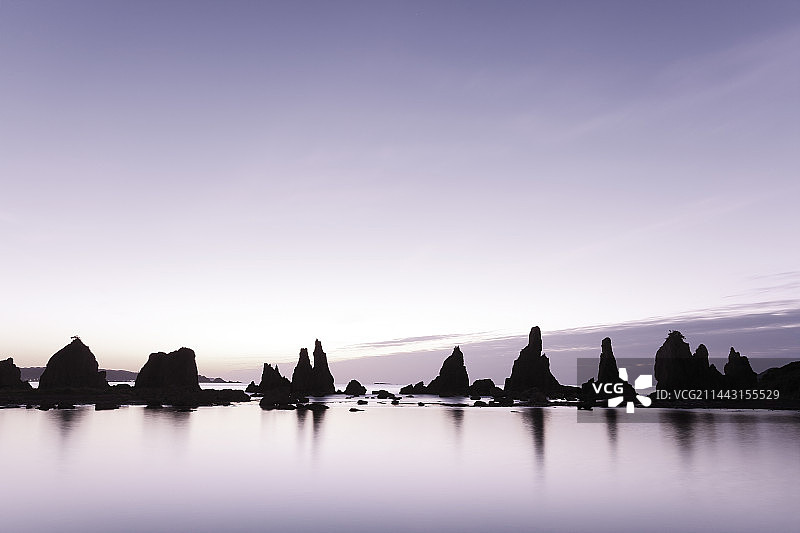 日本和歌山县东牟娄郡串本町拂晓时的桥杭岩图片素材