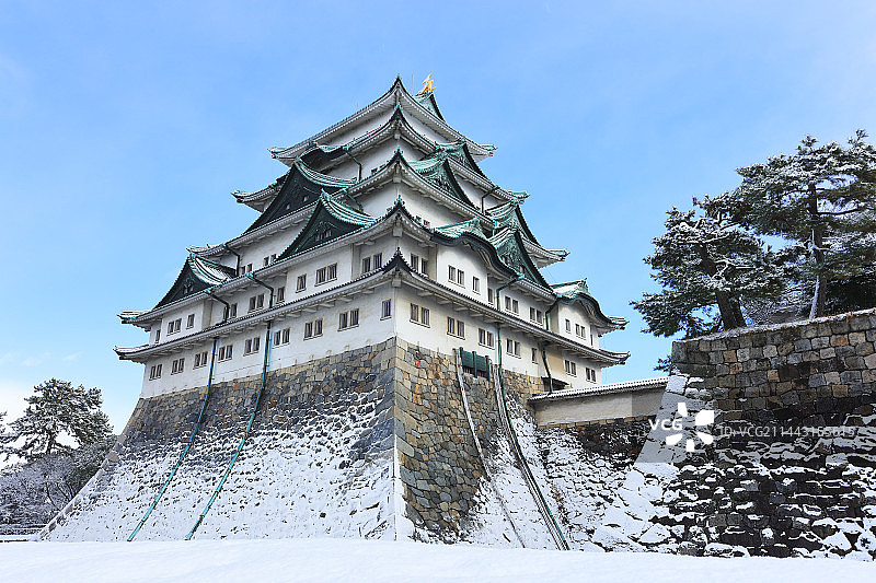 冬季飘雪的名古屋城天守阁，日本爱知县名古屋图片素材