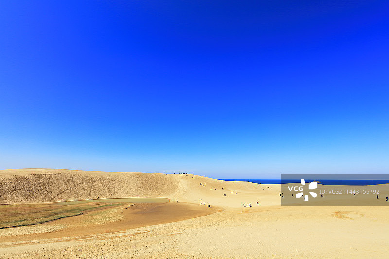 晴空下的日本鸟取沙丘和日本海图片素材