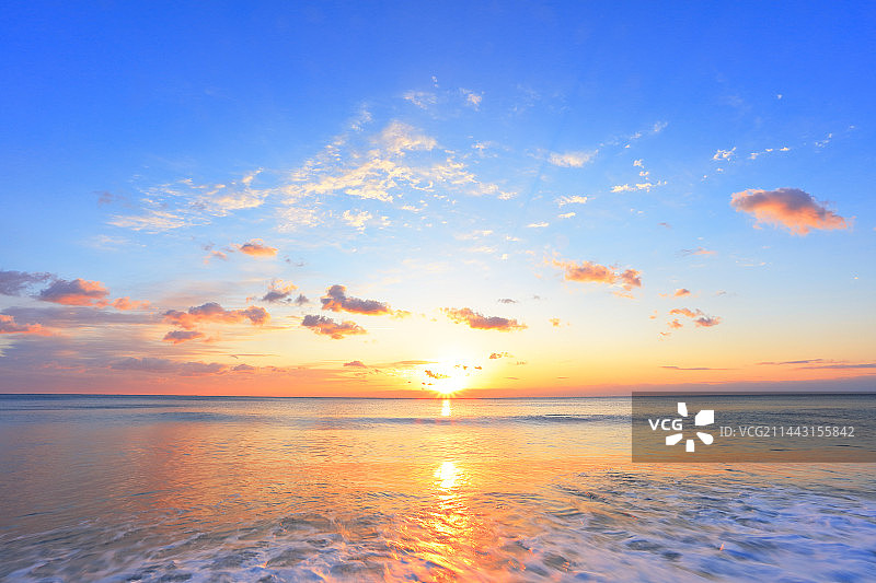 日本三重县南牟娄郡御滨町的清晨阳光与大海图片素材