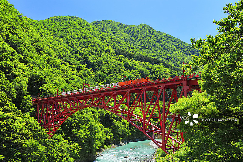 黑部峡谷铁路手推车与晴朗的天空图片素材