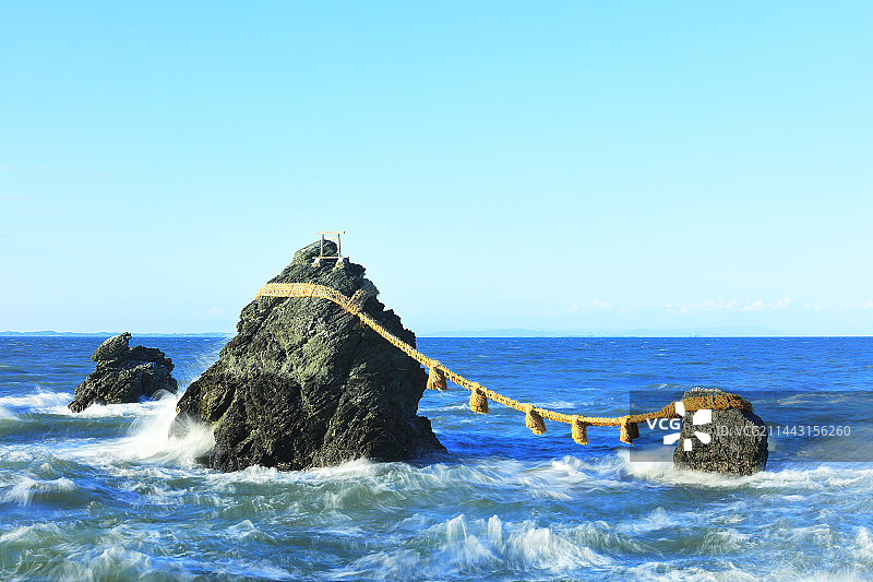 已婚夫妇在伊势二见浦游玩图片素材