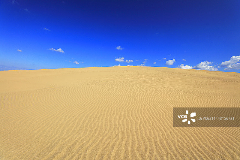 日本鸟取县：风沙丘与蓝天图片素材