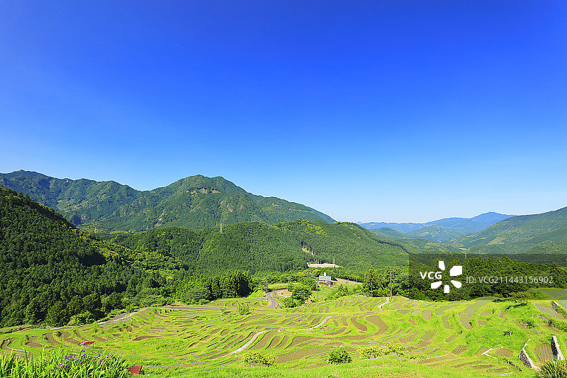 日本三重县熊野市丸山千枚田与晴朗天空图片素材
