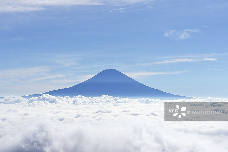 日本山梨县南巨摩郡云海中的夏季富士山美景图片素材