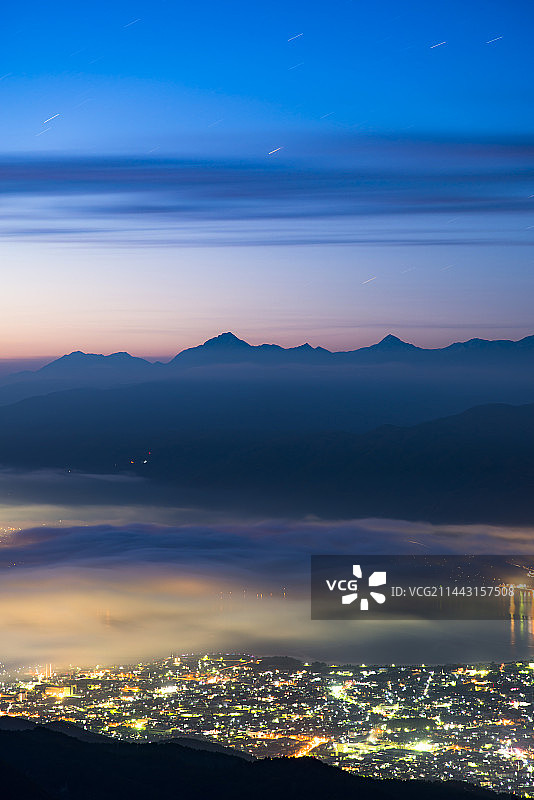 日本长野县盐尻市：夜间云海与诹访湖图片素材