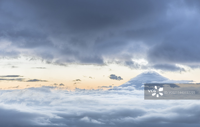 云海与富士山，日本山梨县图片素材