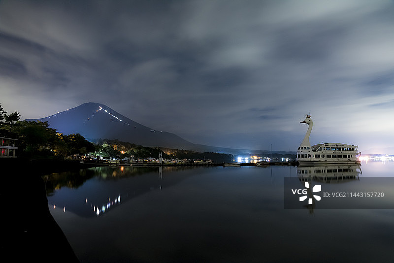 日本山梨县山中湖夜间富士山与天鹅船图片素材