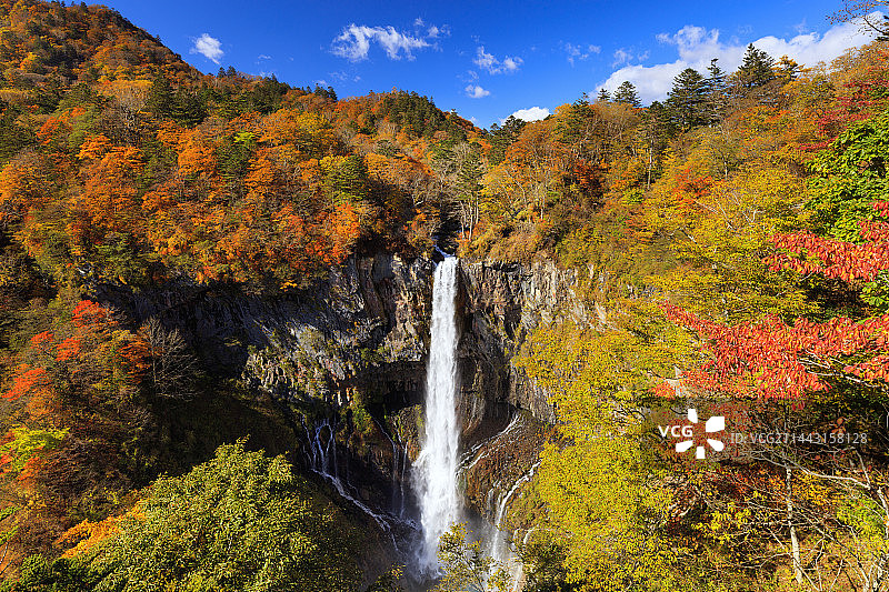 日本栃木县日光市秋叶华严瀑布图片素材