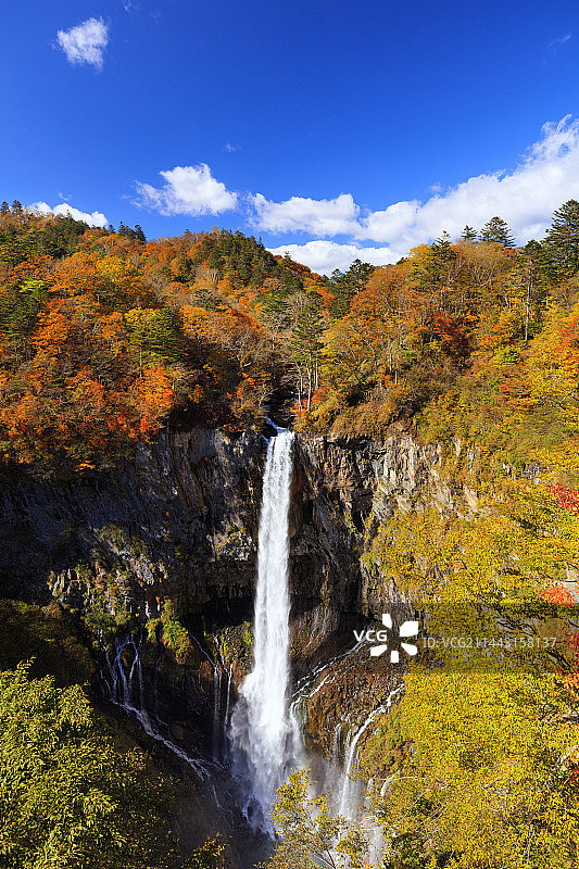日本栃木县日光市秋叶华严瀑布图片素材