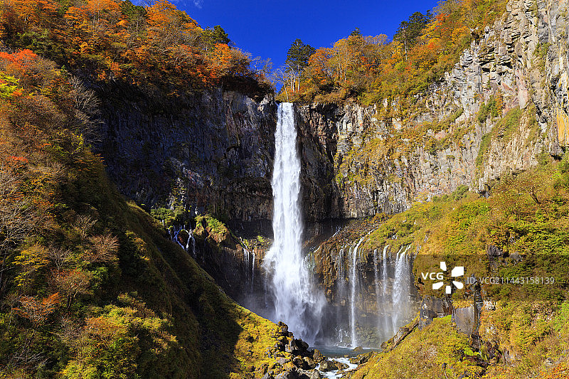 日本栃木县日光市秋叶华严瀑布图片素材