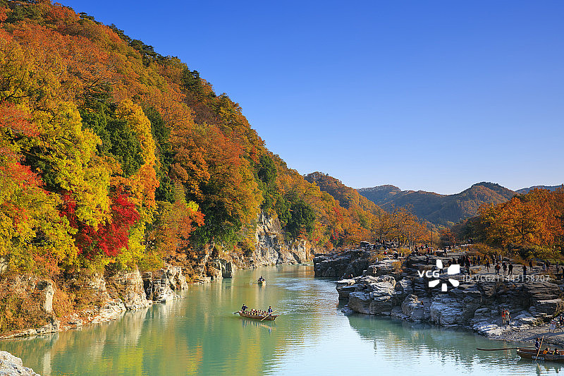 日本长瀞岩叠秋日色彩图片素材
