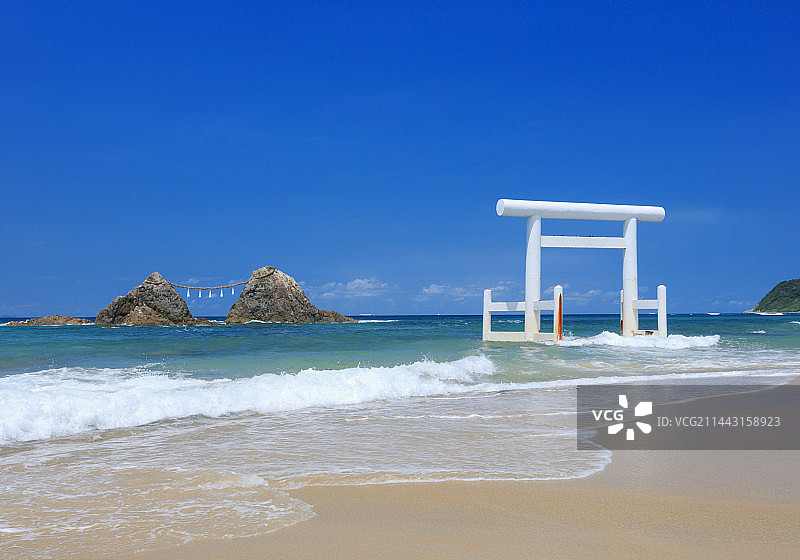 福冈县糸岛市樱井二见浦的鸟居和岩石图片素材