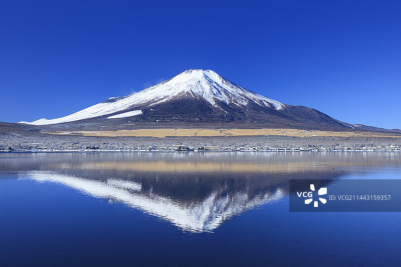 冬季的山梨县山中湖与富士山图片素材