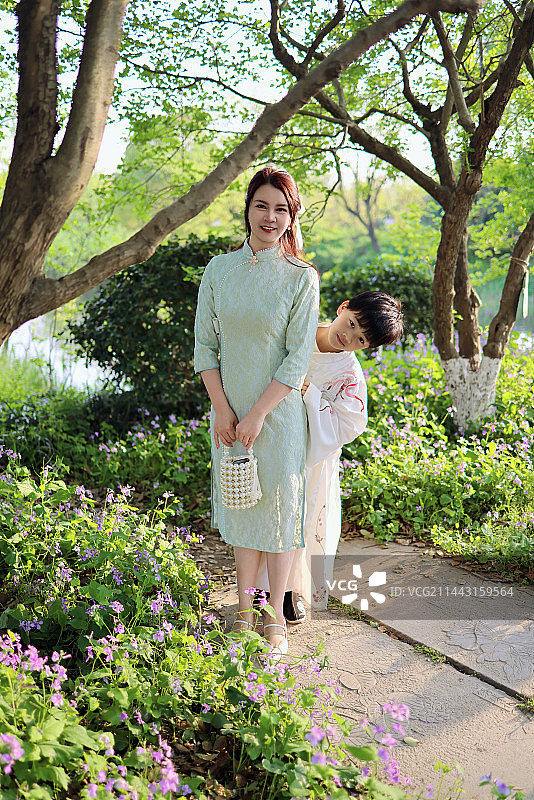 杭州西溪湿地穿着传统服装的母子图片素材