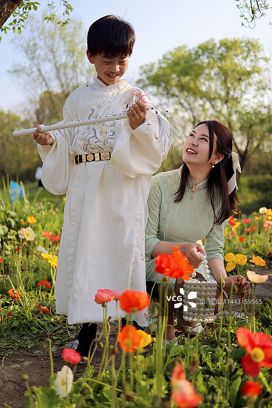杭州西溪湿地穿着传统服装的母子图片素材