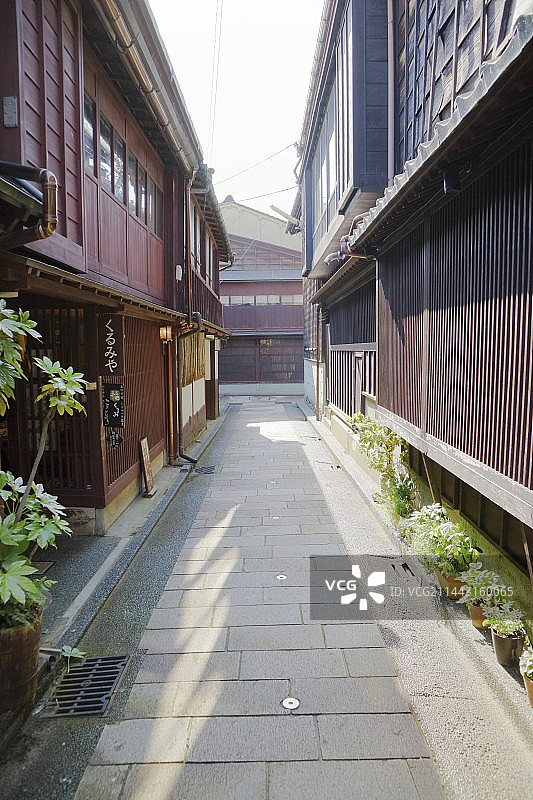日本石川县金泽市东茶屋街的石板路图片素材