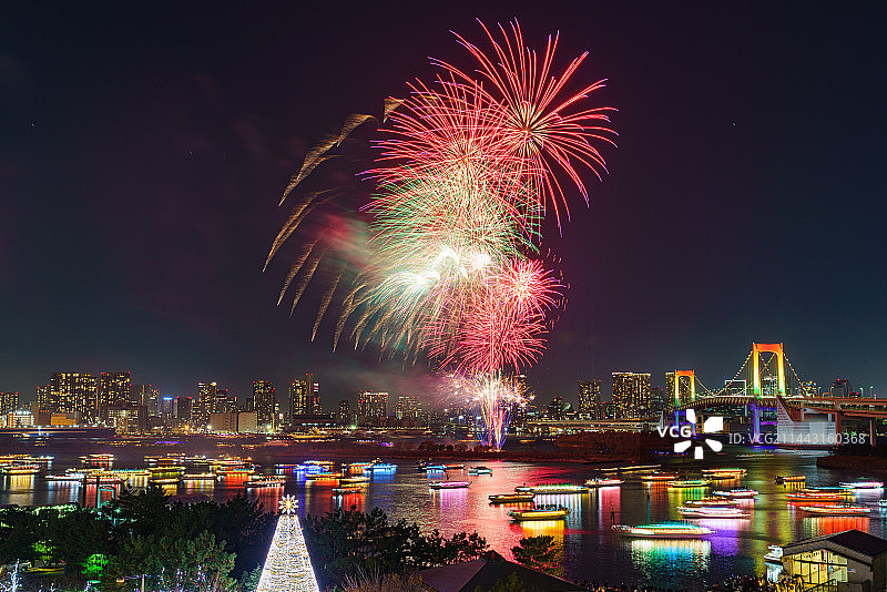 日本东京御台场彩虹烟花和彩虹桥图片素材