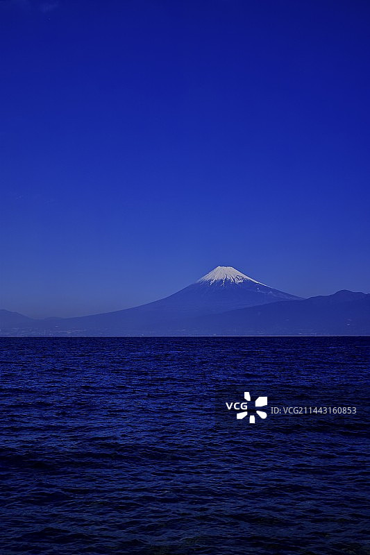 从静冈县沼津市骏河湾远眺富士山图片素材