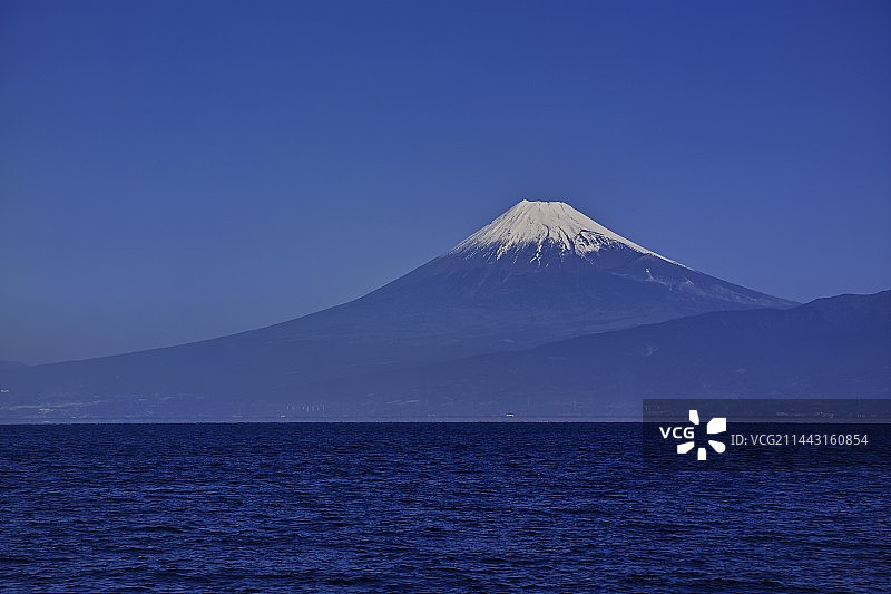 从静冈县沼津市骏河湾远眺富士山图片素材