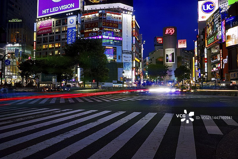 夜晚的涩谷繁忙十字路口，日本东京图片素材