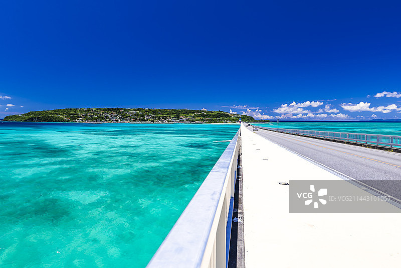 中国冲绳县今归仁村古宇利岛与碧蓝大海图片素材