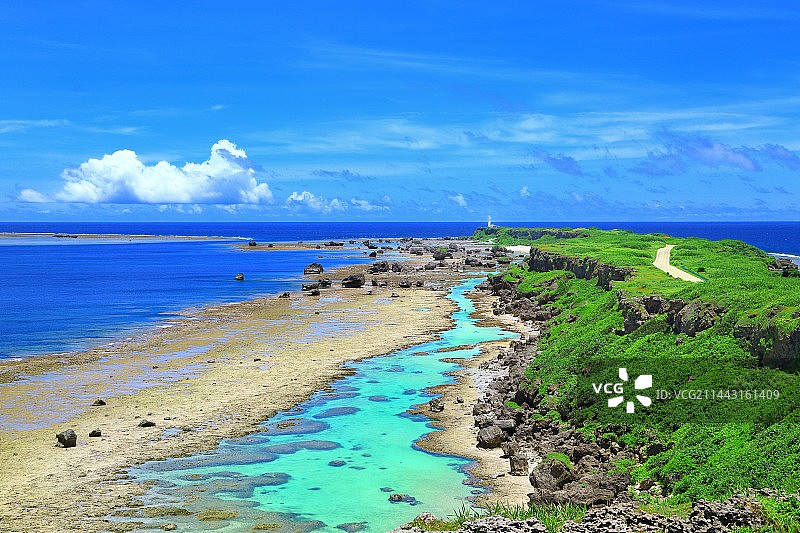 日本冲绳县宫古岛市东平安名崎与蓝色大海图片素材