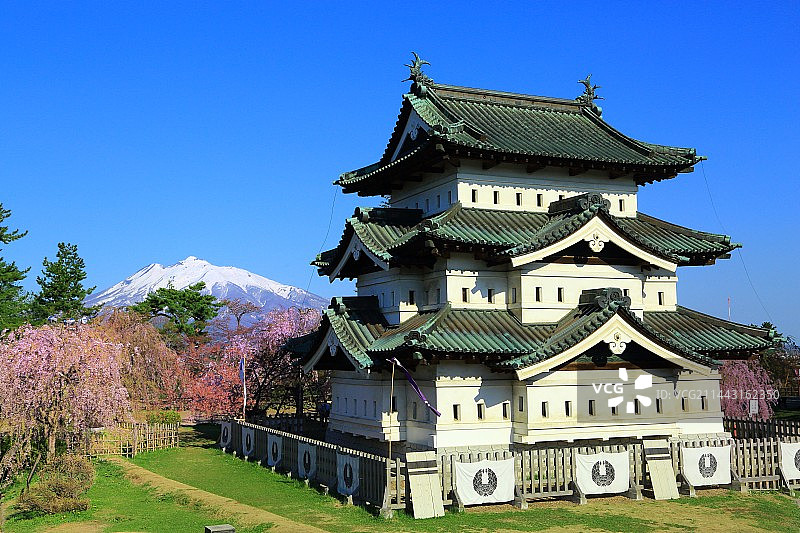 日本青森县弘前城和岩木山图片素材