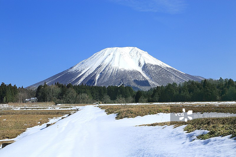 日本鸟取县大山雪景图片素材