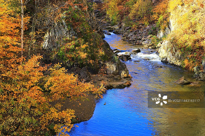 秋叶中的定山溪，日本札幌图片素材