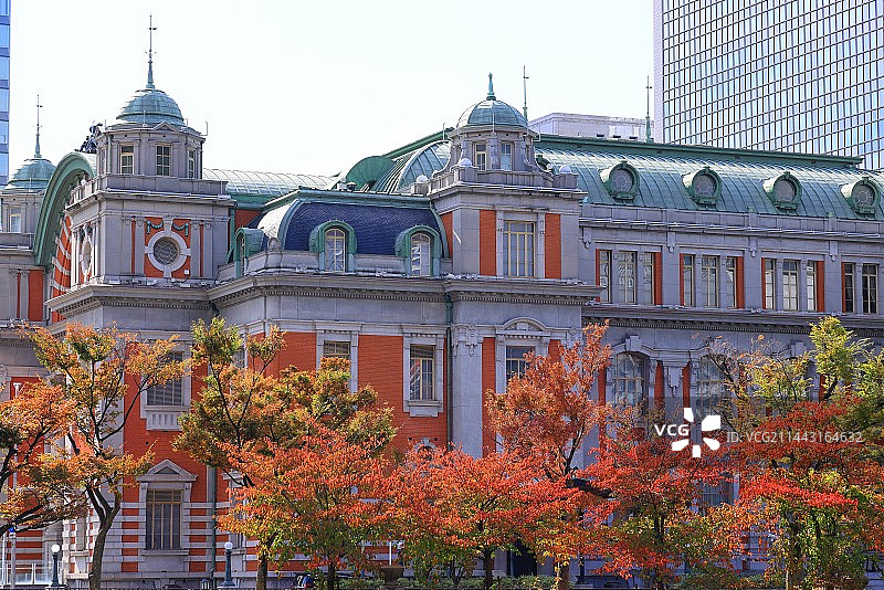 日本大阪府大阪市中央公会堂与秋叶图片素材