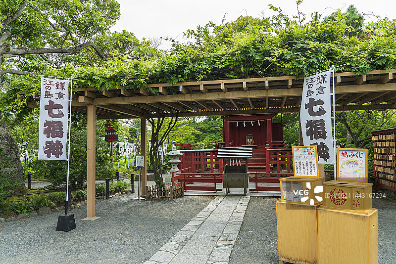 日本神奈川县镰仓市鹤冈八幡宫和旗上弁财天神社图片素材