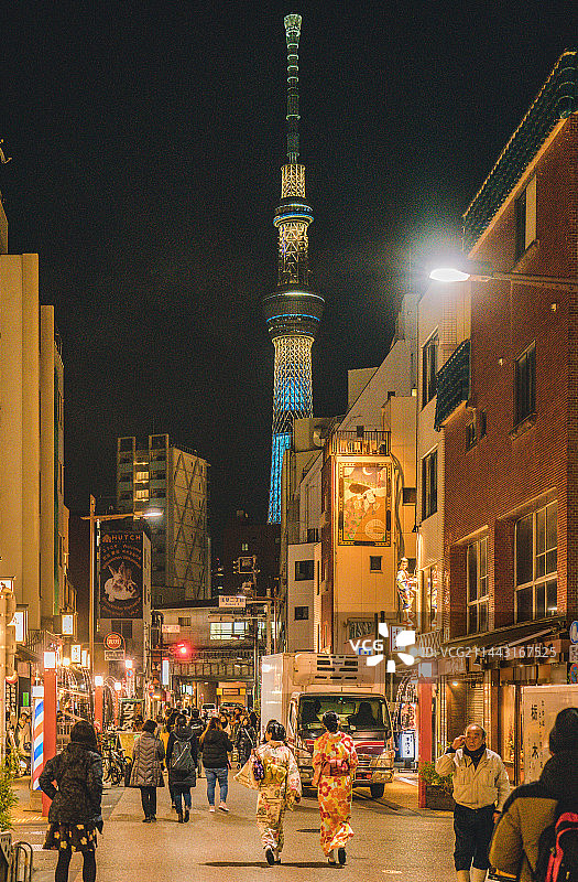 夜晚，在东京浅草，身穿和服的女人和晴空塔图片素材