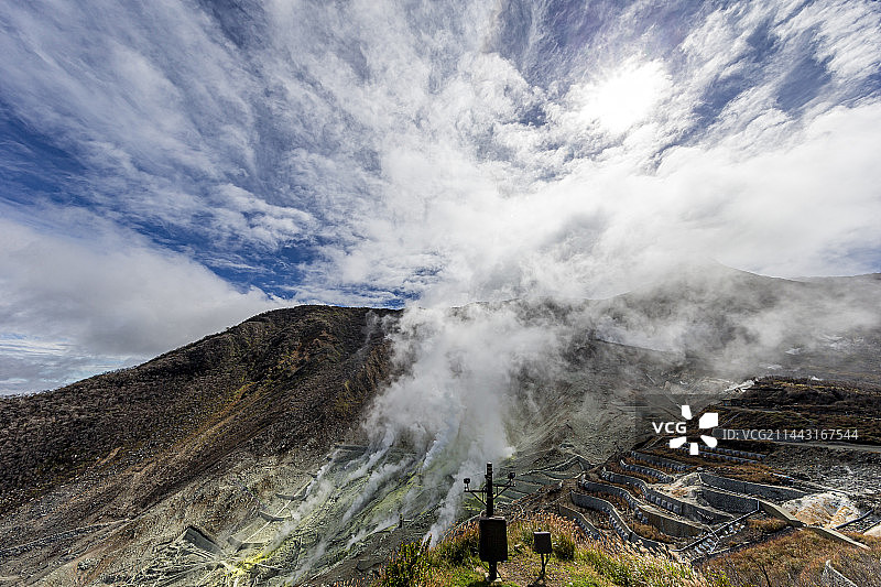神奈川县箱根町大涌谷火山烟雾和晴朗天空图片素材