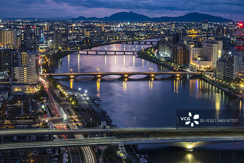 新泻县新泻市信浓川沿岸的磐梯桥夜景图片素材