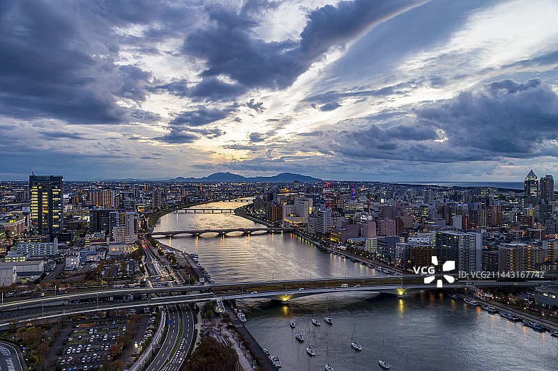 新泻县新泻市信浓川沿岸的磐梯桥夜景图片素材