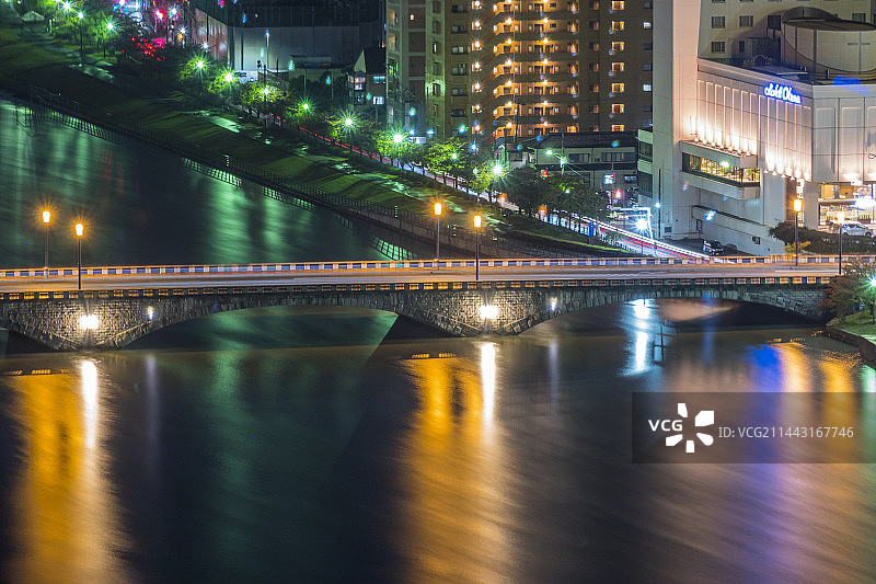 新泻县新泻市信浓川沿岸的磐梯桥夜景图片素材