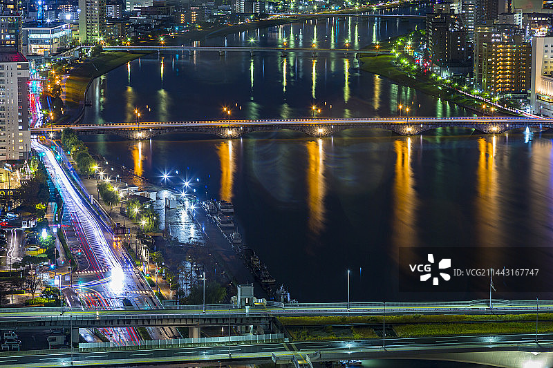 新泻县新泻市信浓川沿岸的磐梯桥夜景图片素材