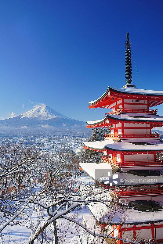 日本山梨县新仓山浅间神社五重塔雪景与富士山图片素材
