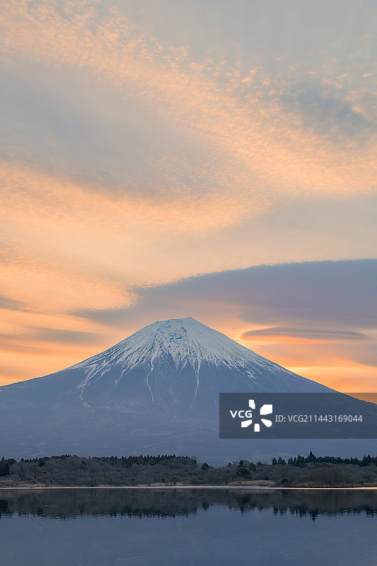 富士山与晨曦（日本，静冈县，富士宫市）图片素材