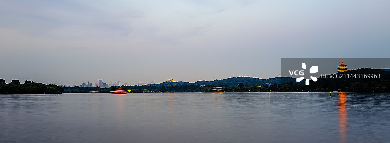 黄昏下的杭州西湖与地标建筑雷峰塔图片素材